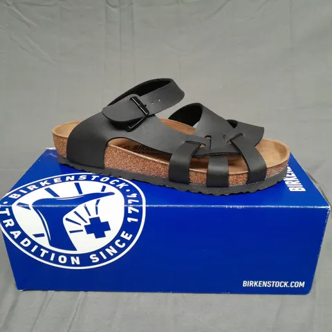 BOXED PAIR OF BIRKENSTOCK PISA BS IN BLACK SIZE UK 5.5