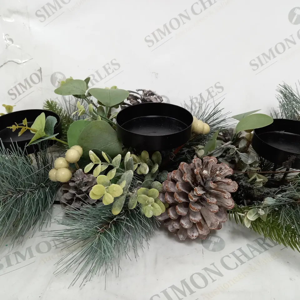 EUCALUPTUS AND BERRY TABLE CENTE