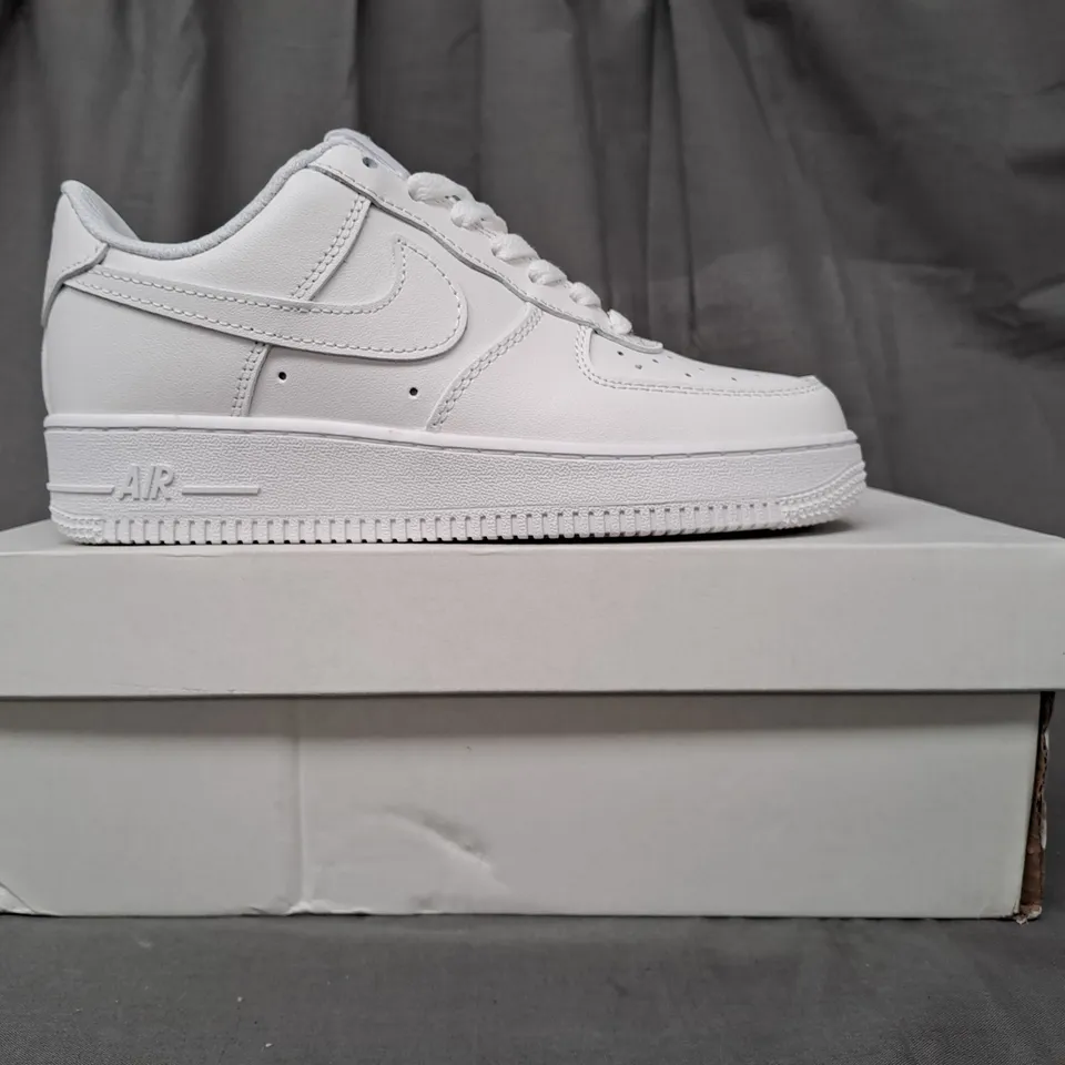 BOXED PAIR OF NIKE AIR FORCE 1 '07 SHOES IN WHITE UK SIZE 5