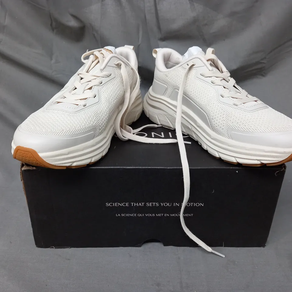 BOXED PAIR OF VIONIC WALK MAX TRAINERS IN CREAM SIZE 6