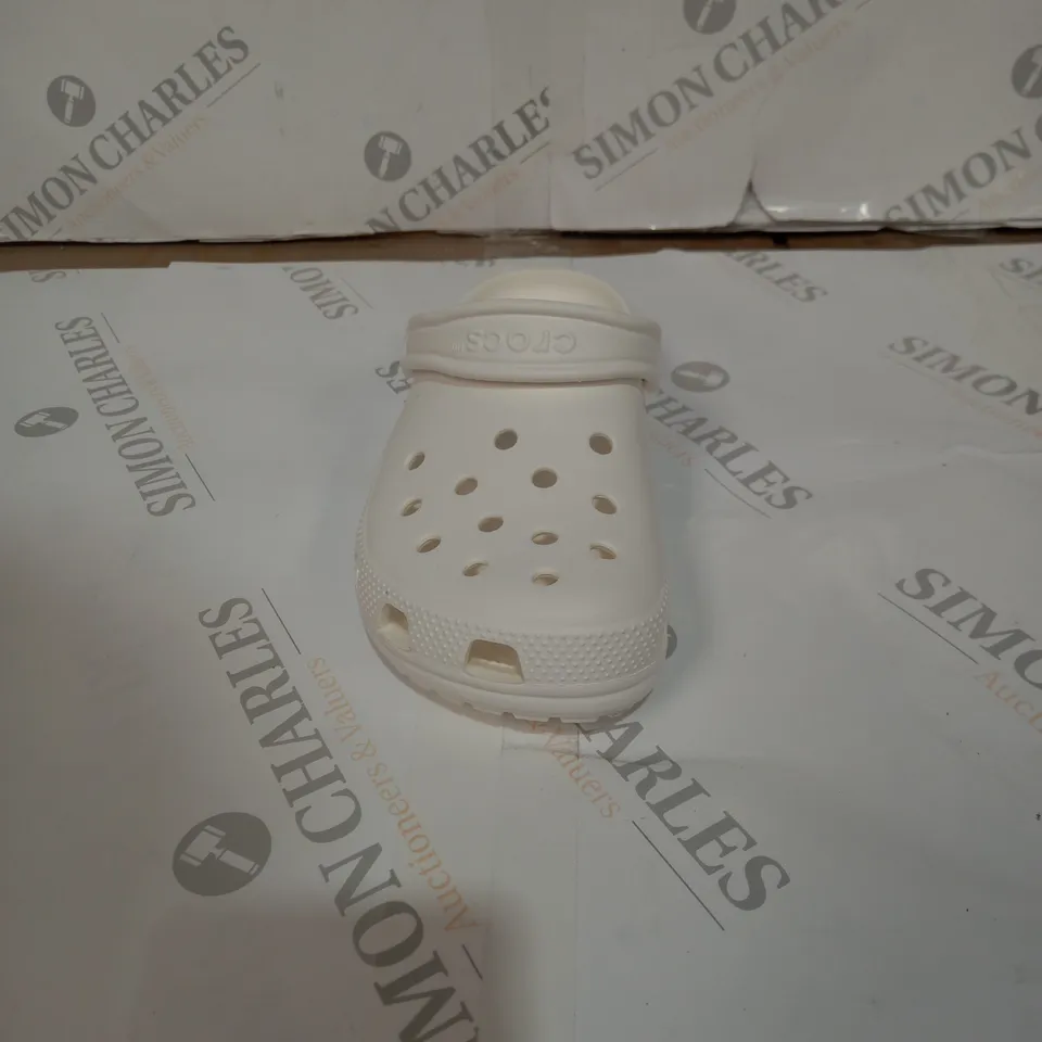 PAIR OF CROCS CLASSIC CLOG K - WHITE, SIZE 3 JUNIORS  