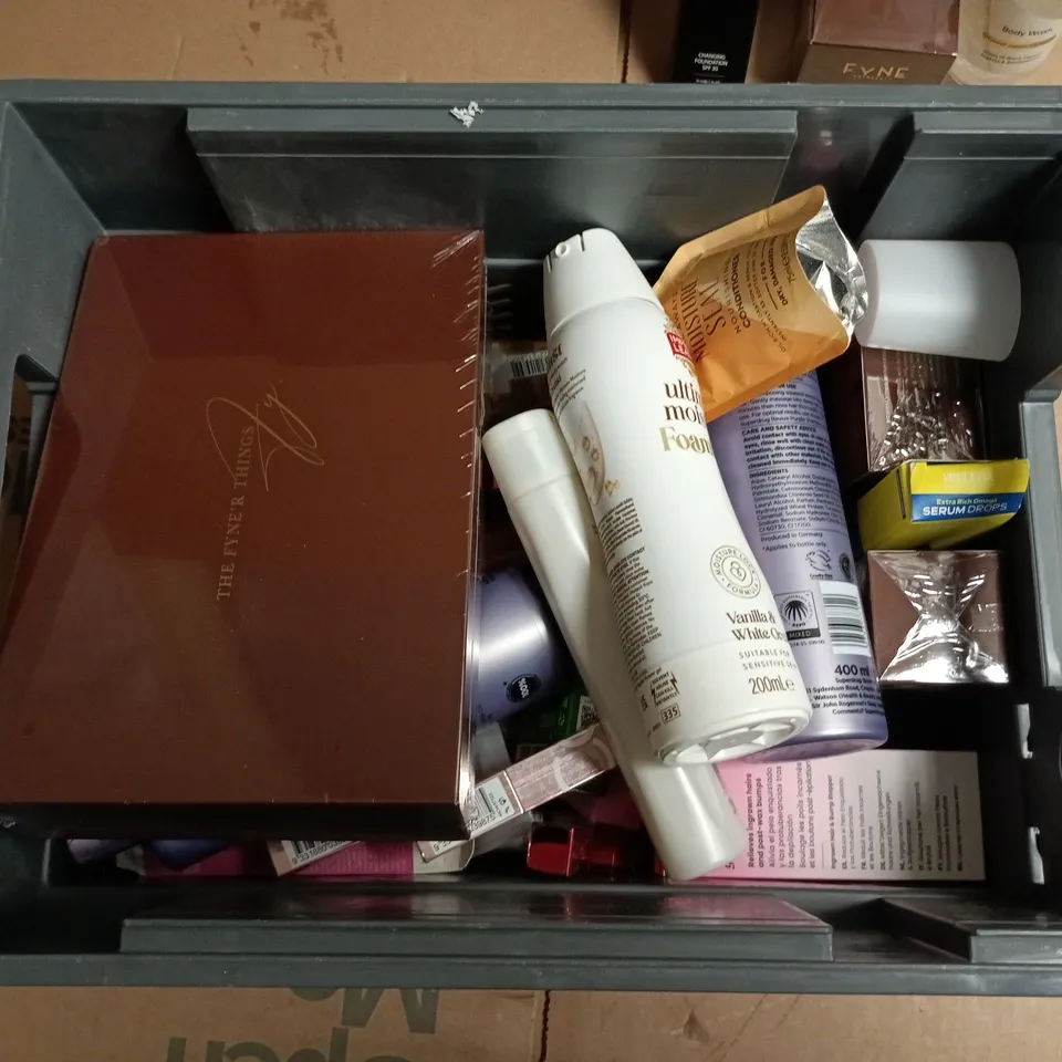 APPROXIMATEY 20 ASSORTED HEALTH AND BEAUTY PRODUCTS TO INCLUDE FYNE ARTBEAUTY BODY CREAM, SANCTUARY SPA BODY WASH, MERODA CHANGING FOUNDATION ETC 