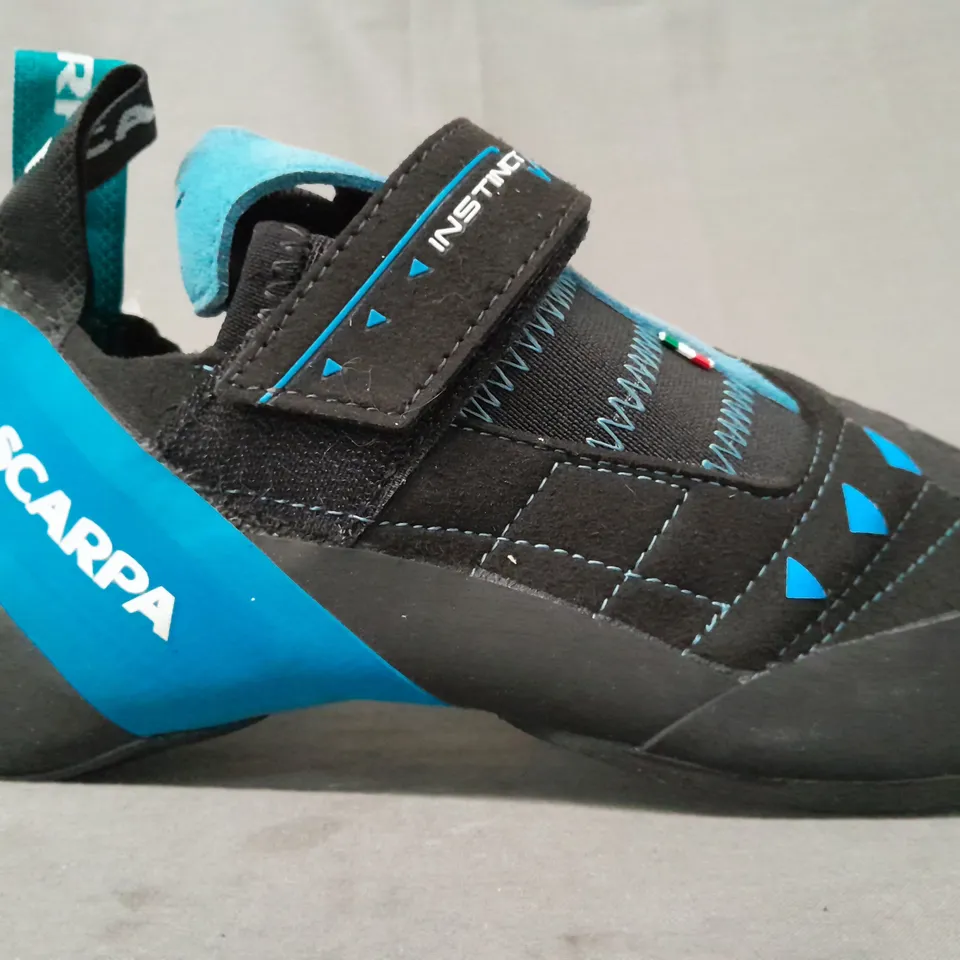 BOXED PAIR OF SCARPA INSTINCT VSR CLIMBING SHOES IN BLACK/BLUE UK SIZE 7