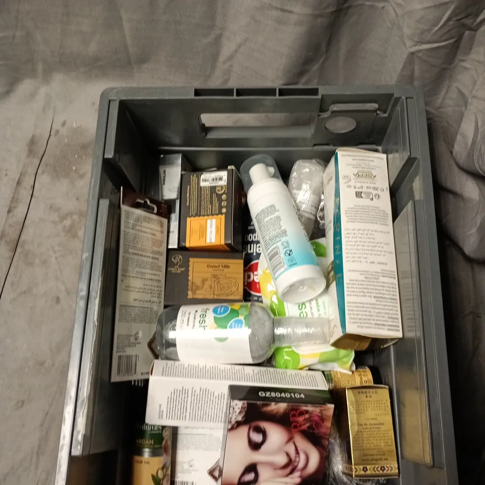 TOTE OF APPROXIMATELY 20 ASSORTED HEALTH / BEAUTY ITEMS TO INCLUDE: ICE ROLLER AND MAKEUP BE GONE WIPES 