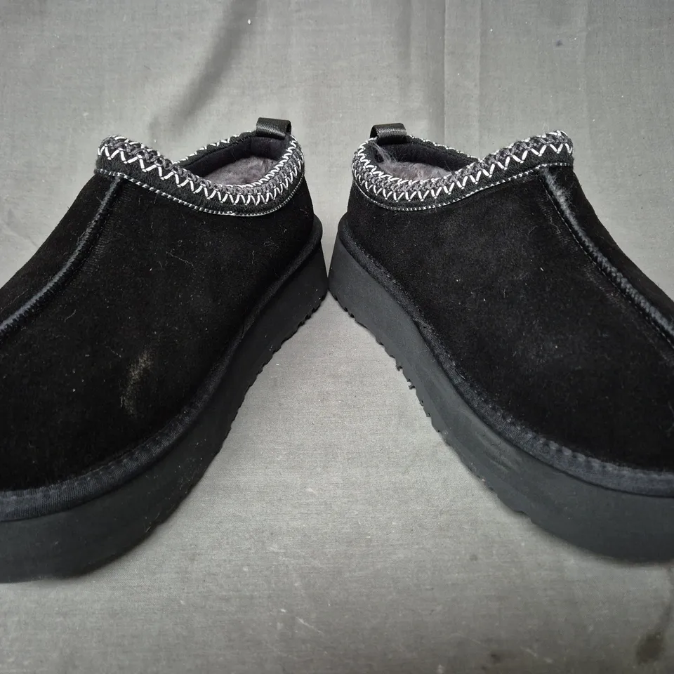 BOXED PAIR OF UGG WOMEN'S DAKOTA SHOES IN BLACK UK SIZE 9