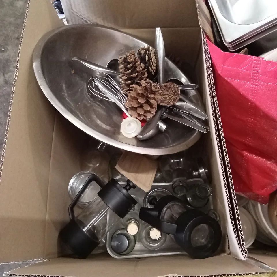 PALLET OF ASSORTED CATERING SUPPLIES AND RESTERAUNT DECOR ITEMS