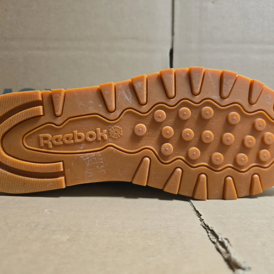 PAIR OF REEBOK CLASSIC LEATHER TRAINERS IN OFF WHITE/GREEN SIZE UK 9