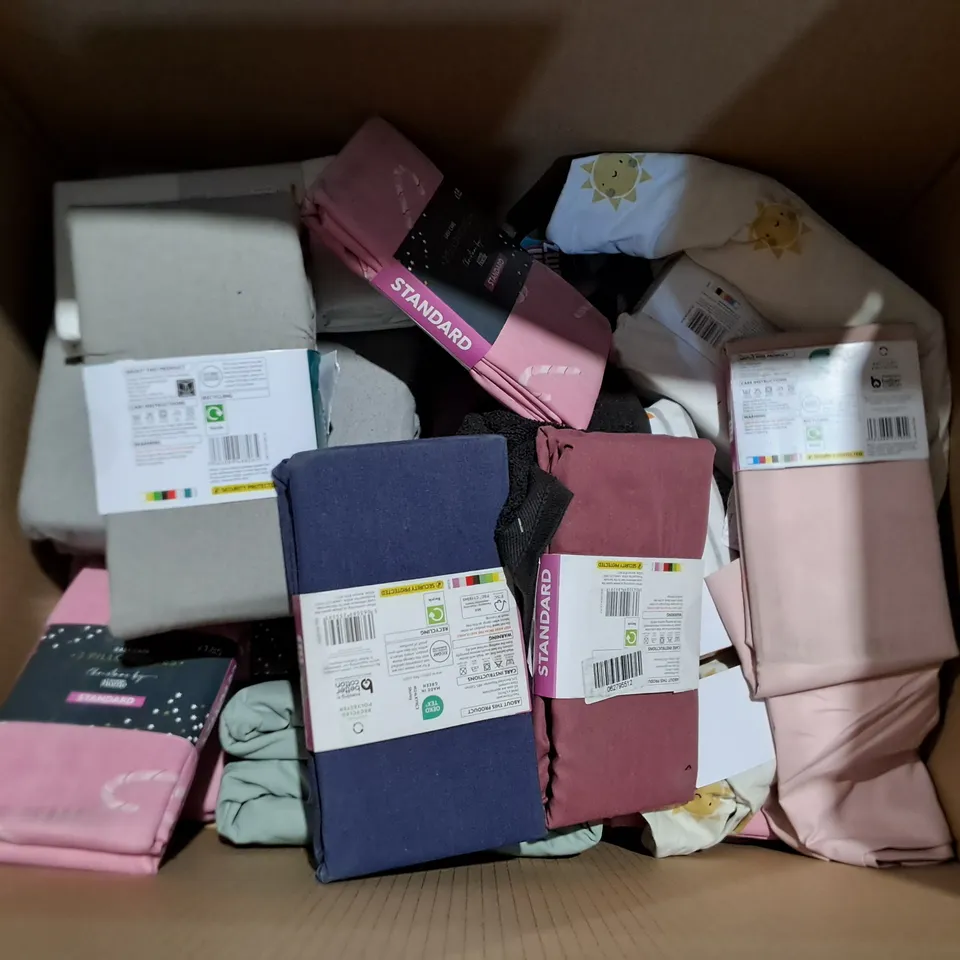 LOT OF APPROXIMATELY 20 ASSORTED BEDDING AND SOFT FURNISHING  ITEMS TO INCLUDE FILLED CUSHION, TINKERBELL DUVET SET AND SHEETS