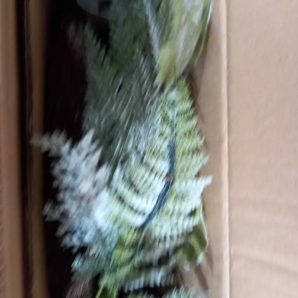 PRELIT CHRISTMAS WREATH