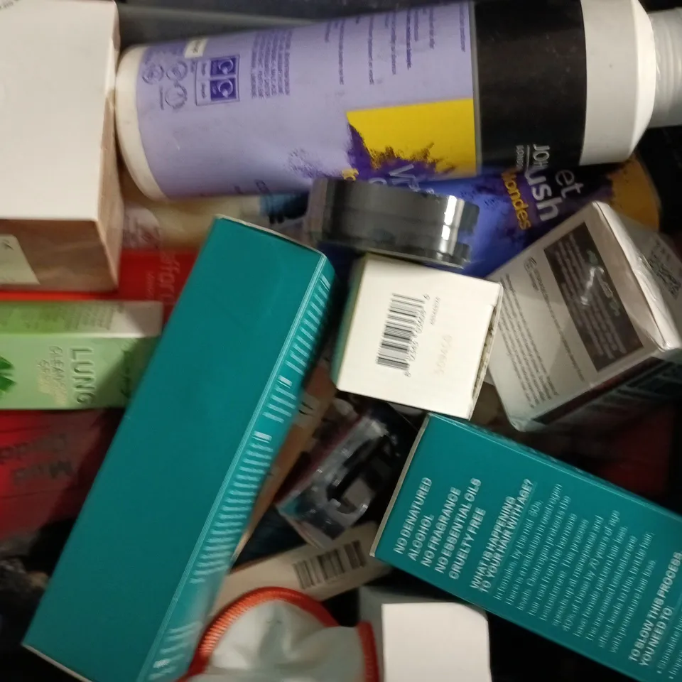 APPROXIMATELY 20 ASSORTED COSMETIC ITEMS TO INCLUDE BYOMA, DOVE, ETC - COLLECTION ONLY