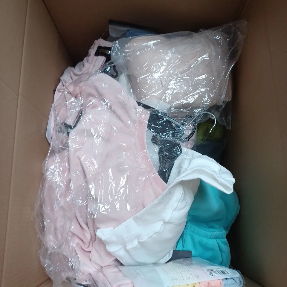 BOX OF APPROXIMATELY 30 ASSORTED KIDS CLOTHING ITEMS TO INCUDE - JUMPER, JEANS, 2PCE DUNGAREES, ETC