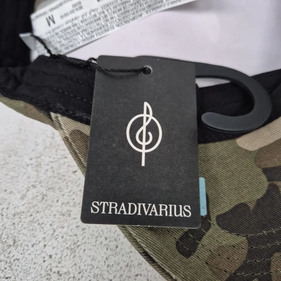 STRADIVARIUS CAMOUFLAGE CAP WITH PINK 'NEW YORK' EMBROIDERY – UK M