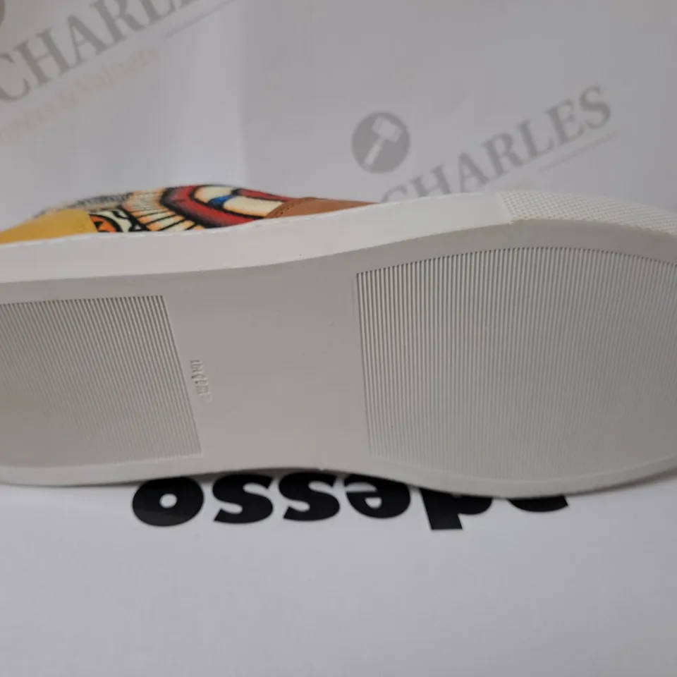 BOXED ADESSO TRAINER'S IN TAN SIZE 7