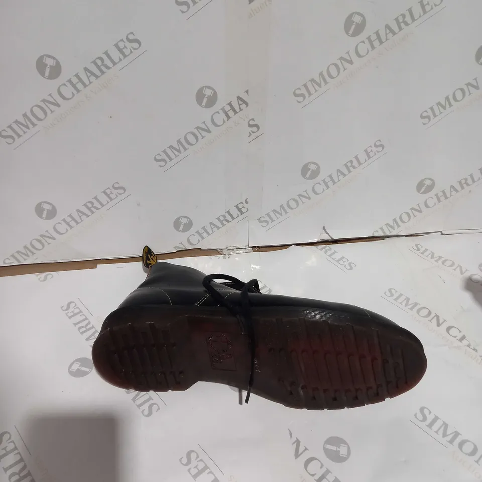 UNBOXED PAIR OF DOCMARTINS AIRWAYS ORINGINAL SIZE 46