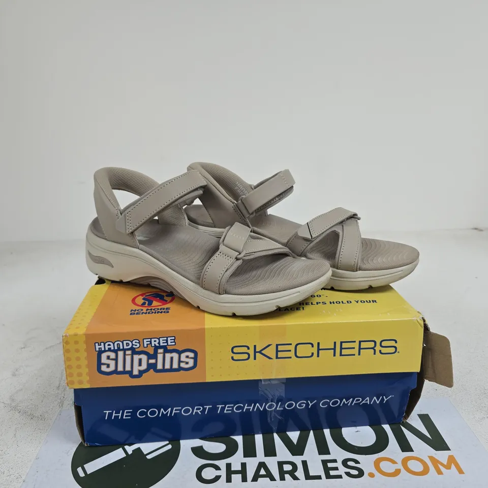 SKECHERS GO WALK ARCH FIT SIZE 6 BOXED SANDALS