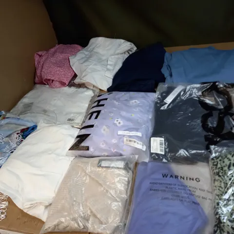 LOT OF A SIGNIFICANT QUANTITY OF ASSORTED CLOTHING AND ACCESSORIES TO INCLUDE; T-SHIRTS, JUMPERS ETC