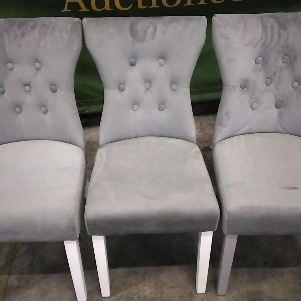 SET OF 3 PLUSH GREY FABRIC BUTTONBACK DINING CHAIRS WITH WHITE WOODEN LEGS 