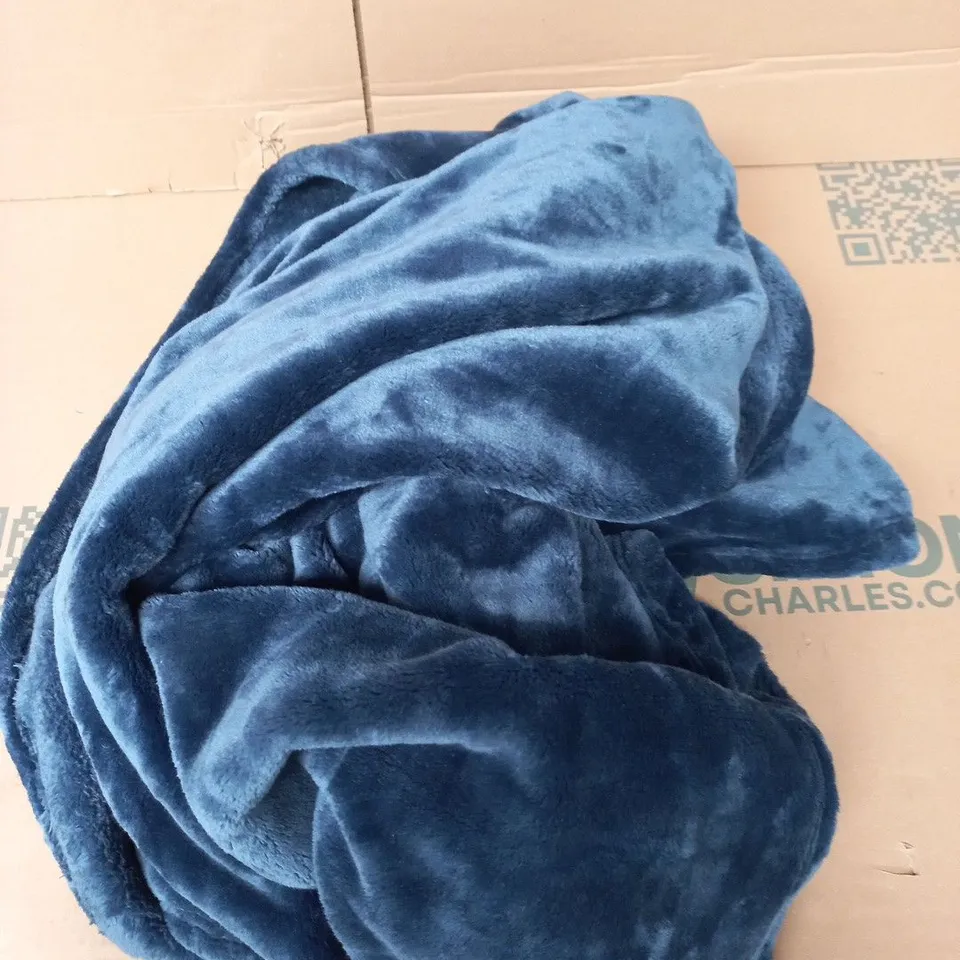 5 LARGE LIVMORE PLUSH THROWS IN NAVY