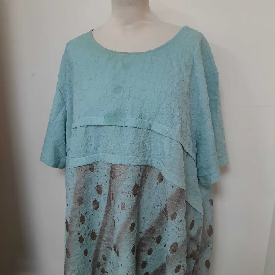 APPROXIMATELY 20 ASSORTED ITEMS TO INCLUDE PAIR OF RIEKER BOOTS, KIM&CO BLOUSE, BADGLEY MISCHKA TROUSERS 