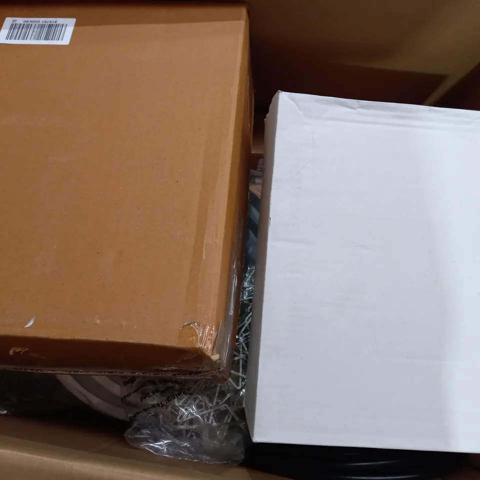 BOX OF APPROX 7 ASSORTED ITEMS TO INCLUDE - WEB CAM HD CAM - EXTENDABLE WALKING STICK - LED STARS ECT