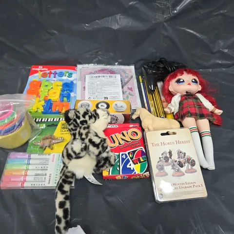 APPROXIMATELY 15 ASSORTED TOYS & GAMES TO INCLUDE MAGNETIC LETTERS, TEDDIES AND UNO