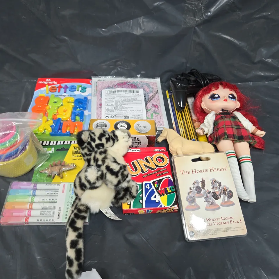 APPROXIMATELY 15 ASSORTED TOYS & GAMES TO INCLUDE MAGNETIC LETTERS, TEDDIES AND UNO