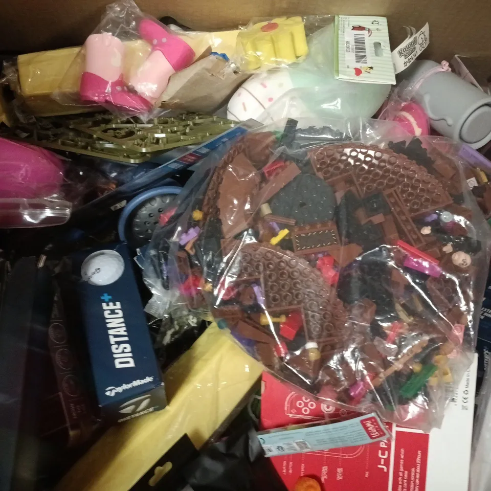 BOX OF APPROXIMATLEY 30 ASSORTED TOYS AND GAMES TO INCLUDE EXPLODING KITTENS CATCHABLES, PISTOLET A BULLES, ETC