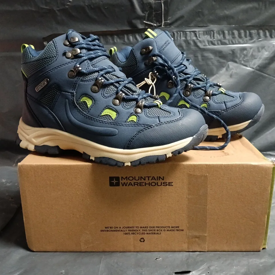 BOXED PAIR OF MOUNTAIN WAREHOUSE ADVENTURER KIDS WATERPROOF BOOTS IN BLUE SIZE UK 5