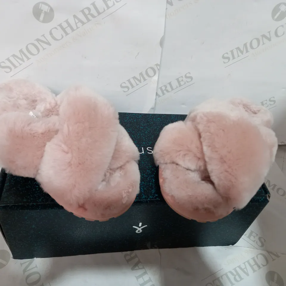 BOXED PAIR OF EMU DUSTY PINK SLIPPERS - SIZE 5 