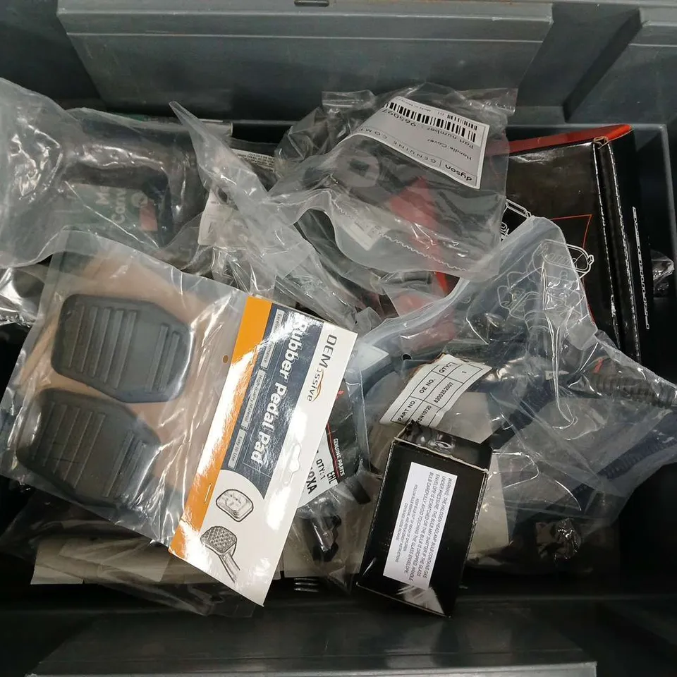 APPROXIMATELY 12 ASSORTED VEHICLE PARTS & ACCESORIES TO INCLUDE RUBBER PEDAL PADS, AUTOMOTIVE SENSOR/SWITCH, HALOGEN H4 LAMP, ETC