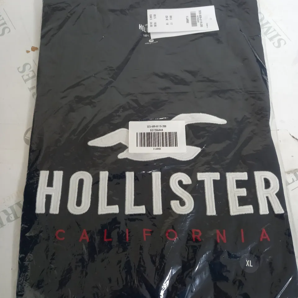 HOLLISTER EMBROIDED LOGO T-SHIRT IN NAVY - XL