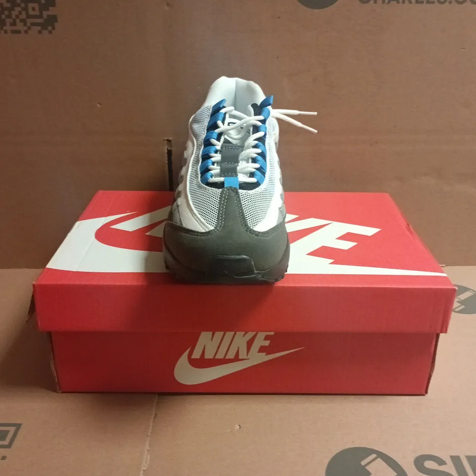 BOXED PAIR OF NIKE AIR MAX TRAINERS IN WHITE/GREY/BLUE SIZE UK 7
