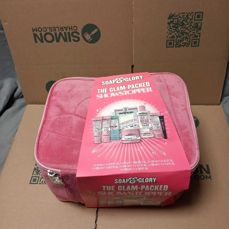 SOAP AND GLORY THE GLAM PACKED SHOWSTOPPER GIFT SET IN PINK CASE