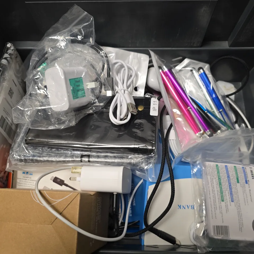 APPROXIMATELY 10 ASSORTED ITEMS TO INCLUDE - MINUTEONE , JETECH TEMPERED GLASS SCREEN PROTECTOR,  USB-C TO USB-C ETC