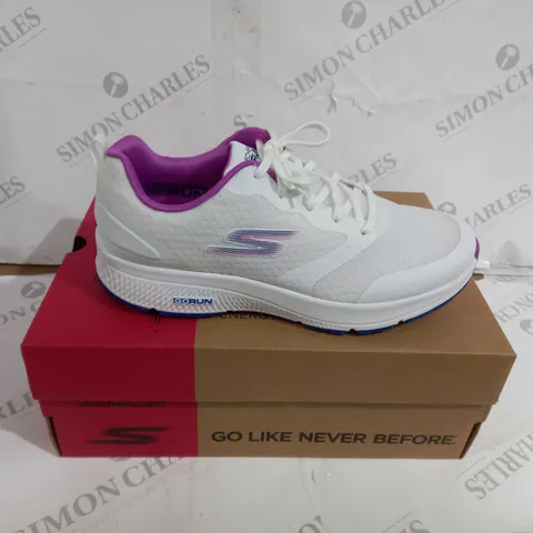 BOXED PAIR OF SKECHERS GO RUN PERFORMANCE SHOES WHITE/PURPLE UK SIZE 6