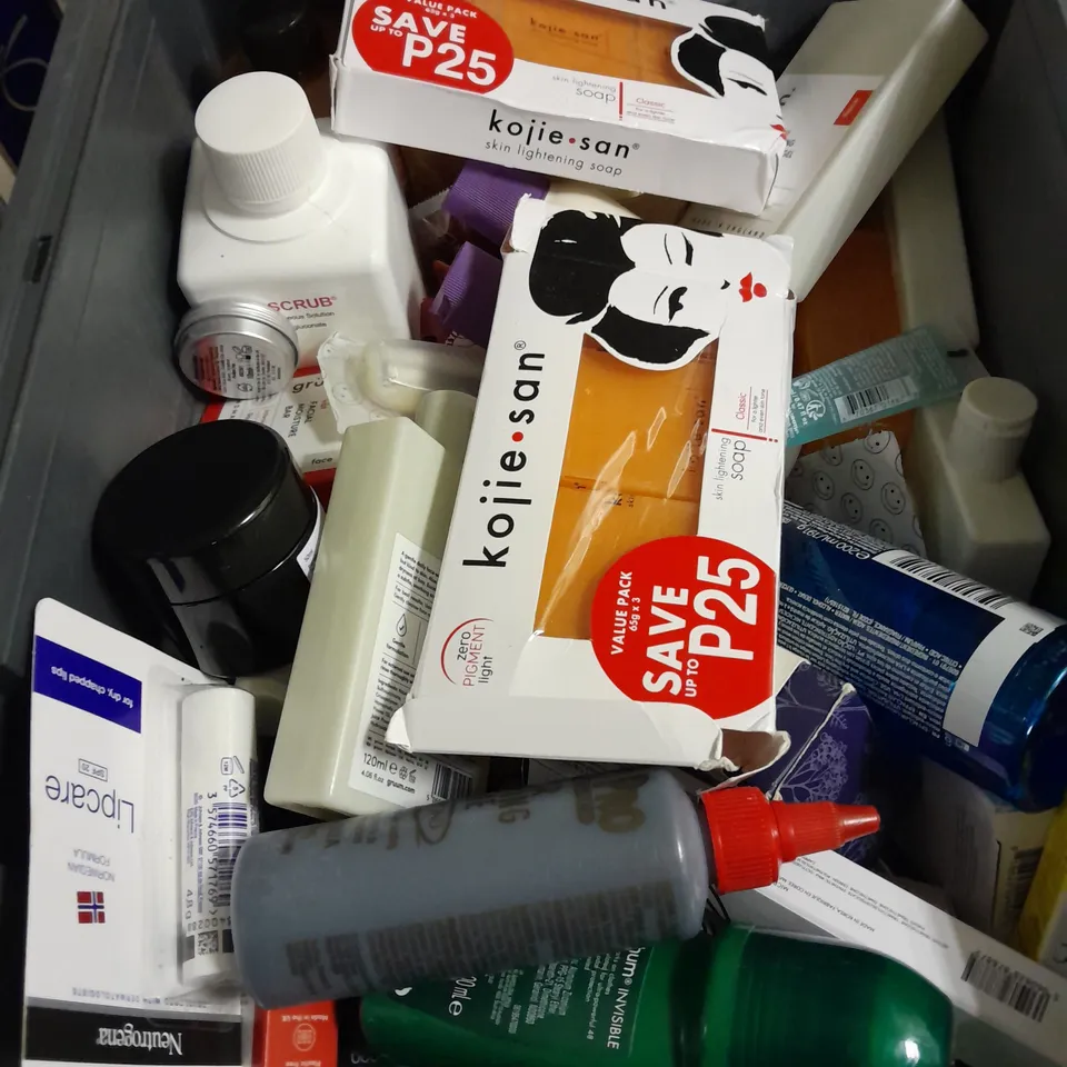 APPROXIMATELY 20 ASSORTED HEALTH & BEAUTY ITEMS TO INCLUDE - COLGATE TOOTHPASTE, GARNIER TONER AND AUSSIE MEGA CONDITIONER