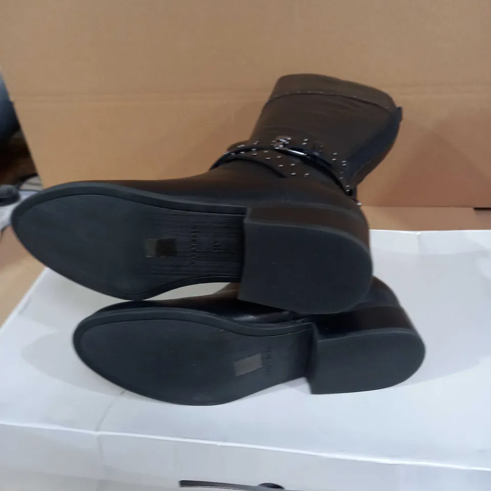 BOXED PAIR OF MARC FISHER GLILA HI BOOTS - BLACK - UK SIZE 7.5