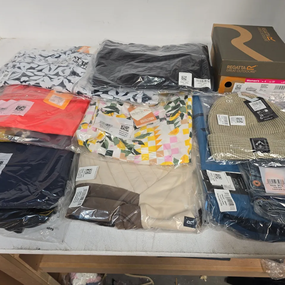 LOT OF APPROXIMATELY 25 ASSORTED BRAND NEW REGATTA AND DARE2BE CLOTHING ITEMS