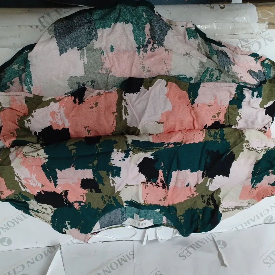 APPROXIMATELY 10 CLOTHING ITEMS INCLUDING: JUMPSUITS, MULTICOLOUR SHIRTS, JUMPERS (ALL IN DIFFERENT SIZES)