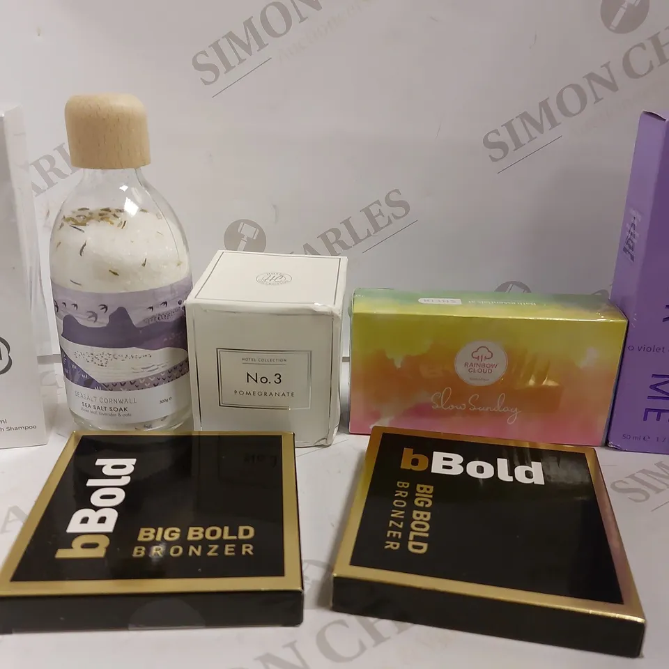 BOX OF APPROX 15 COSMETIC ITEMS TO INCLUDE COABE MAKEUP BRUSH SHAMPOO, SHEIN SLOW SUNDAY BATH ESSENTIALS, HOTEL COLLECTION NO.3 CANDLE