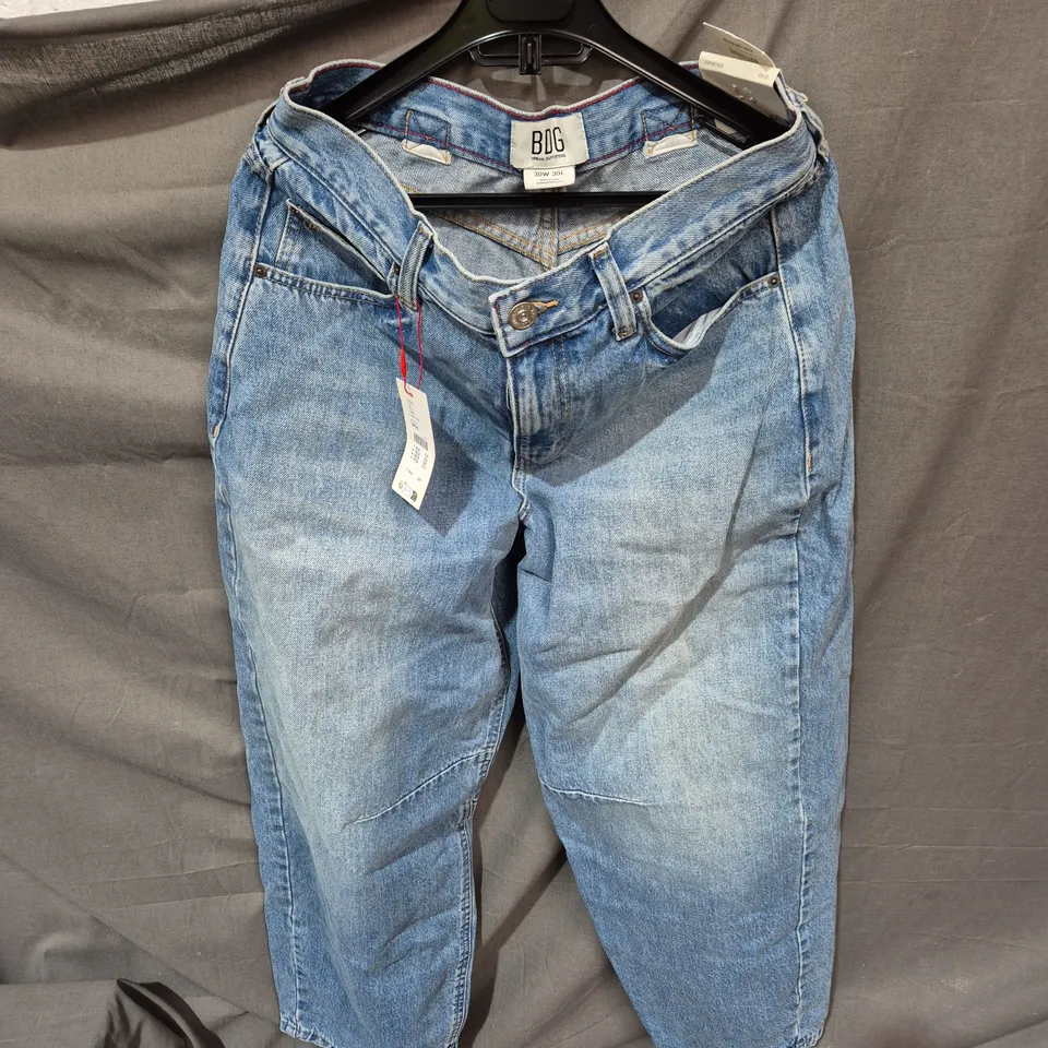 BDG URBAN OUTFITTERS JEANS – LIGHT WASH DENIM, UK 30 (30W X 30L)
