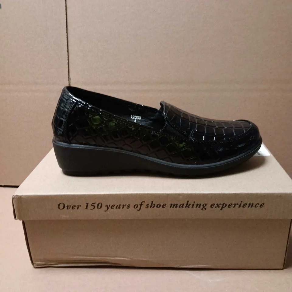 CUSHION WALK WOMEN'S BLACK CROC-EMBOSSED PATENT LEATHER LOAFERS SIZE 4