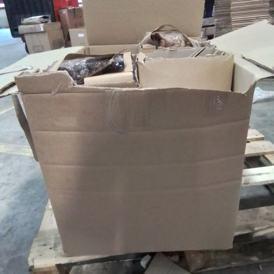 LOT CONTAINING LARGE AMOUNT OF HOLLAND FLAGS AND VARIOUS BAGS OF NATURAL TABLE DECORATION 