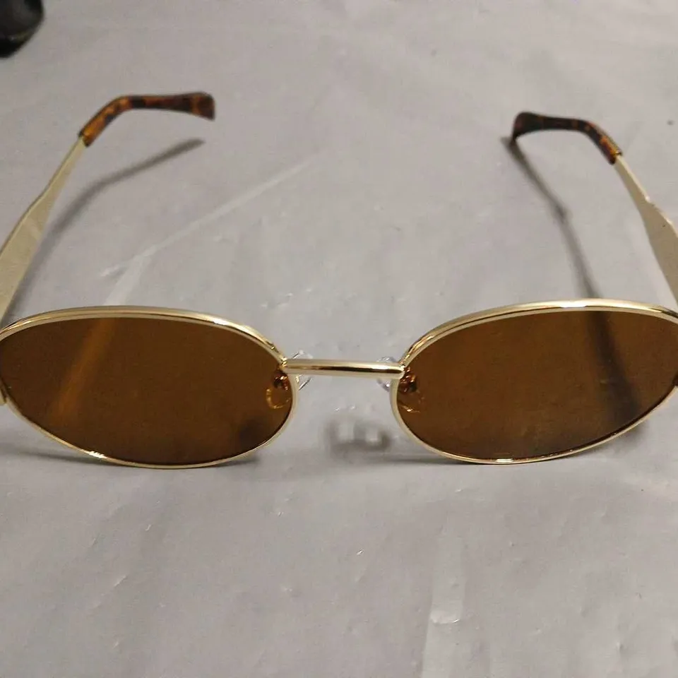 PAIR OF OFFICIAL DOLL SHADES IN CASE