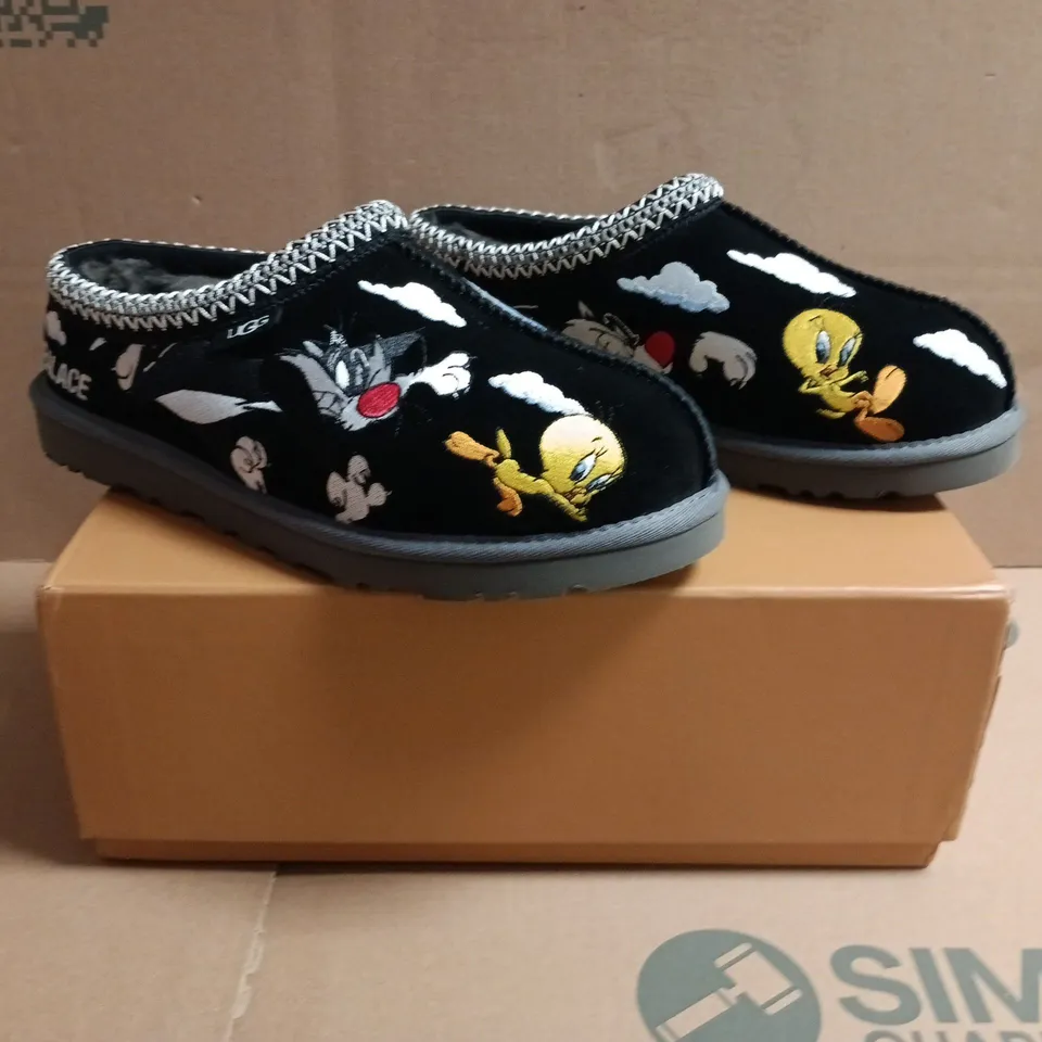 BOXED PAIR OF UGG PALACE TASMAN LOONEY TUNES SHOES IN BLACK SIZE UK 7