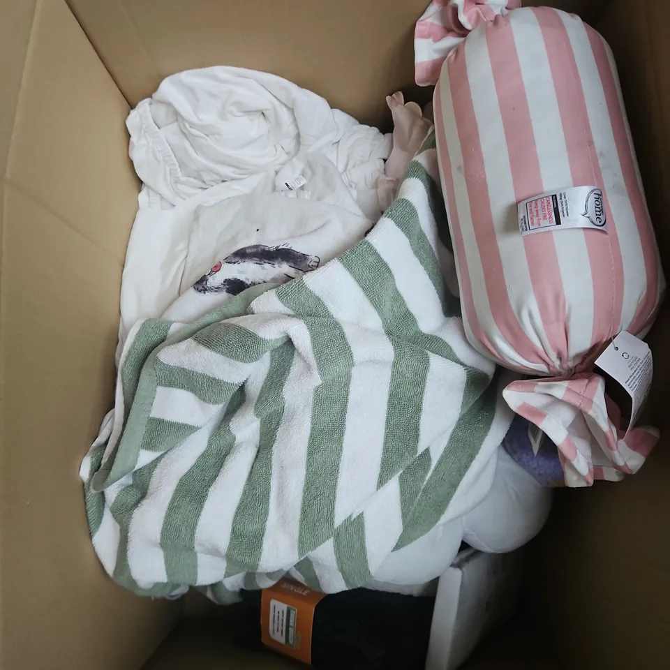 BOX OF APPROXIMATELY 12 ASSORTED BEDDING & SOFT FABRICS ITEMS TO INCLUDE - DUVET SET - PLUSH TOY - LINEN TABLECLOTH