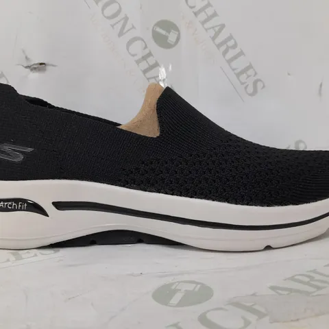 BOXED SKECHERS GO WALK ARCH FIT DELORA SLIP ON TRAINERS IN BLACK SIZE 5