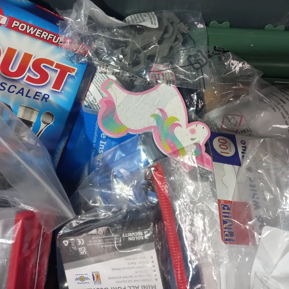 LOT OF APPROXIMATELY 10 ASSORTED HOUSEHOLD ITEMS TO INCLUDE OUST DESCALER, WIRELESS DOORBELL, HANDY MINI FAN, ETC