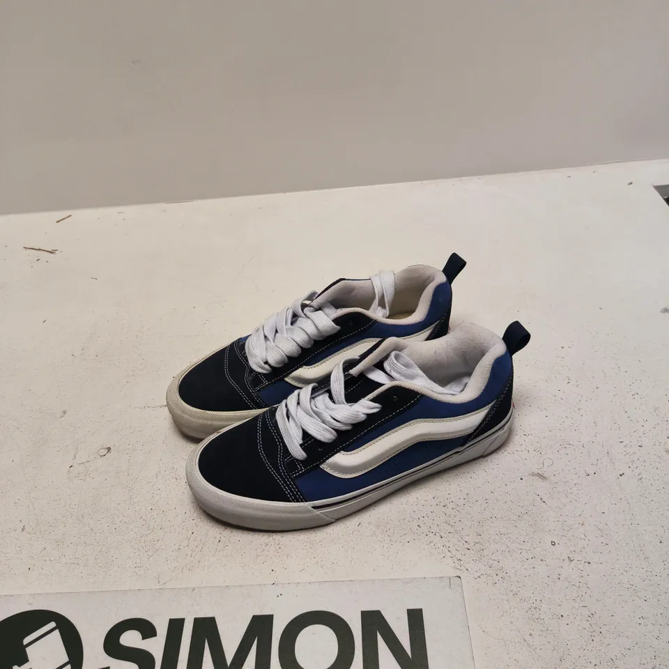 VANS OLD SKOOL SNEAKERS – NAVY/WHITE – UK 8 (US 9, EU 42)