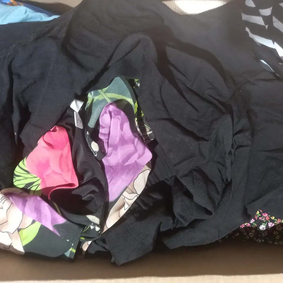 BOX OF APPROXIMATELY 15 ASSORTED CLOTHING AND FASHION ITEMS IN VARIOUS STYLES AND SIZES TO INCLUDE NINA LEONARD, FRANK USHER, WYNNE LAYERS, ETC
